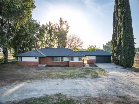 545 N Rio Vista Ave, Sanger, CA 93657