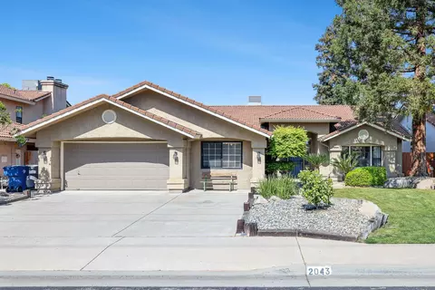 2043 Escalon Ave, Clovis, CA 93611