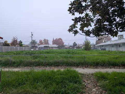 521 O St, Sanger, CA 93657
