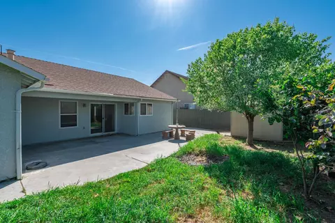 Exterior - 242 Makenna Dr, Madera, CA 93637 photo 4 of 9