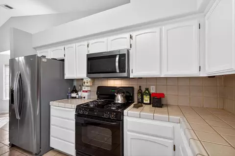 Kitchen - 242 Makenna Dr, Madera, CA 93637 photo 4 of 6
