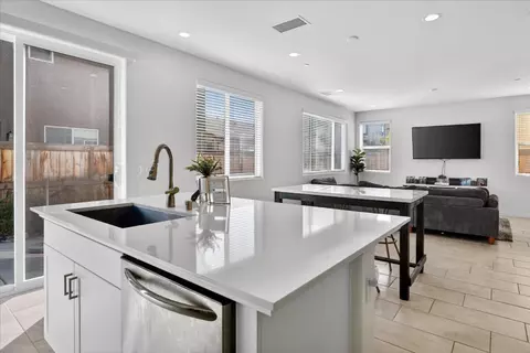 Kitchen - 824 Katelyn Ave, Madera, CA 93636 photo 4 of 5