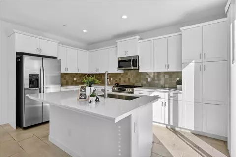 Kitchen - 824 Katelyn Ave, Madera, CA 93636 photo 2 of 5