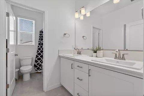 Bath - 824 Katelyn Ave, Madera, CA 93636 photo 2 of 5