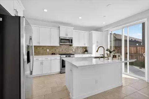 Kitchen - 824 Katelyn Ave, Madera, CA 93636 photo 3 of 5