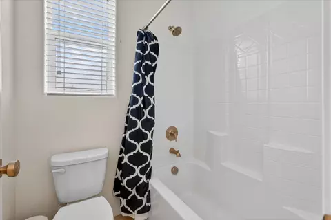 Bath - 824 Katelyn Ave, Madera, CA 93636 photo 3 of 5