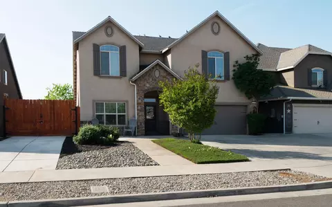 2027 W Babcock Ave, Visalia, CA 93291