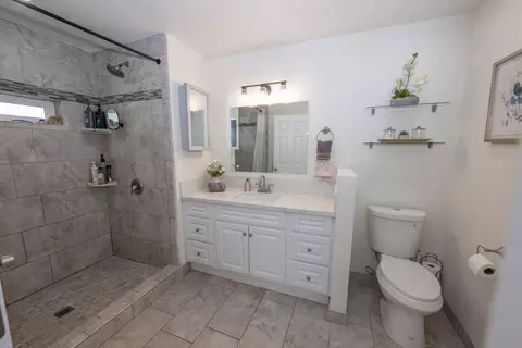 Bath - 2064 Ashlan Ave, Clovis, CA 93611 photo 1 of 2