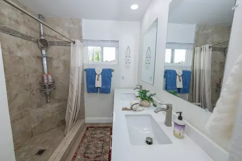 Bath - 2064 Ashlan Ave, Clovis, CA 93611 photo 2 of 2