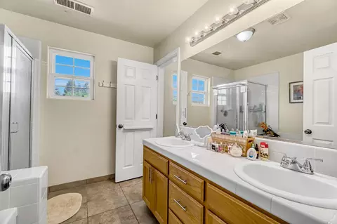 Bath - 1050 Monterey St, Madera, CA 93637 photo 4 of 4