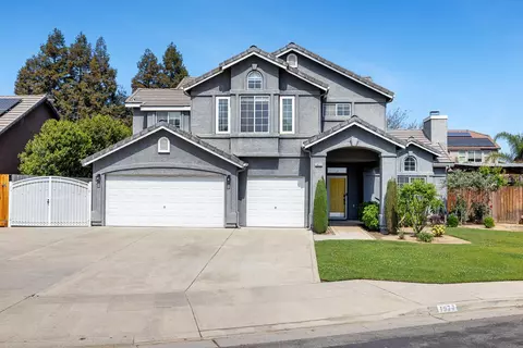 1977 Goshen Ave, Clovis, CA 93611