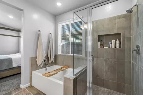 Bath - 968 Pinnacle Dr W, Madera, CA 93636 photo 4 of 4