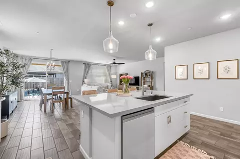 Kitchen - 968 Pinnacle Dr W, Madera, CA 93636 photo 4 of 5
