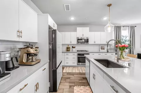 Kitchen - 968 Pinnacle Dr W, Madera, CA 93636 photo 5 of 5