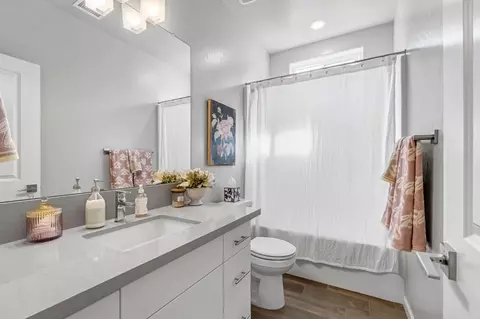 Bath - 968 Pinnacle Dr W, Madera, CA 93636 photo 1 of 4