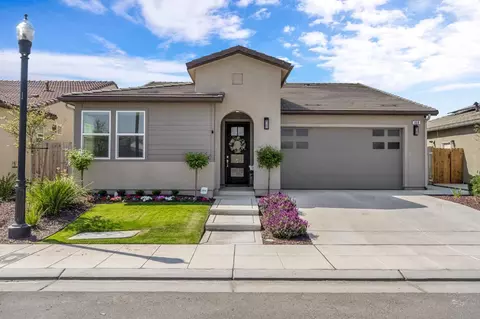968 Pinnacle Dr W, Madera, CA 93636