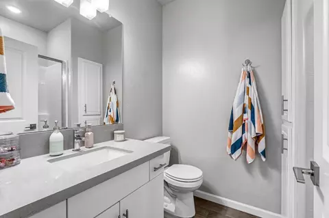 Bath - 968 Pinnacle Dr W, Madera, CA 93636 photo 2 of 4