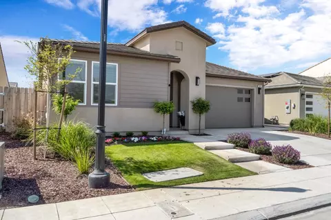 Exterior - 968 Pinnacle Dr W, Madera, CA 93636 photo 3 of 8
