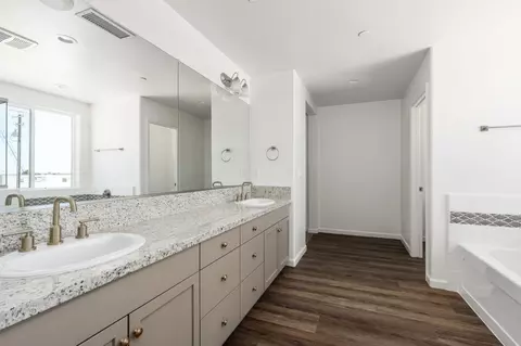 Bath - 1258 Talus Way S, Madera, CA 93636 photo 3 of 4