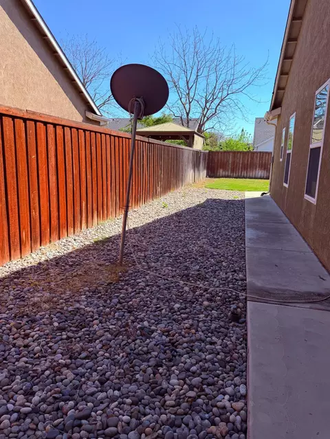 Exterior - 548 W Serena Ave, Clovis, CA 93619 photo 10 of 17