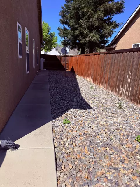 Exterior - 548 W Serena Ave, Clovis, CA 93619 photo 14 of 17