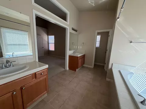 Bath - 548 W Serena Ave, Clovis, CA 93619 photo 2 of 3