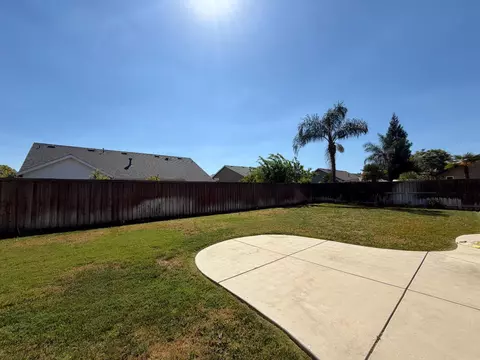 Exterior - 548 W Serena Ave, Clovis, CA 93619 photo 13 of 17