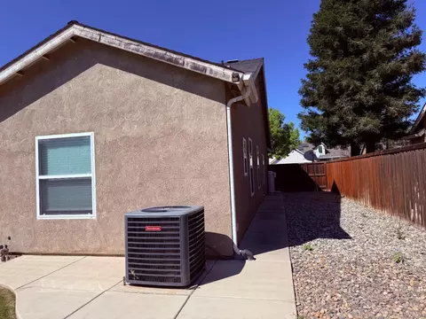 Exterior - 548 W Serena Ave, Clovis, CA 93619 photo 8 of 17