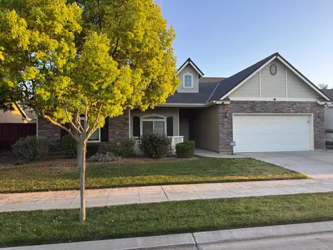 Exterior - 548 W Serena Ave, Clovis, CA 93619 photo 3 of 17