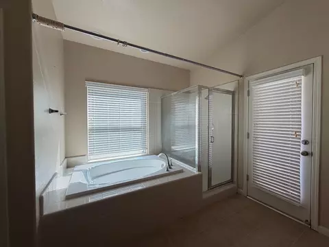 Bath - 548 W Serena Ave, Clovis, CA 93619 photo 3 of 3