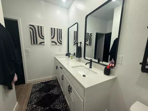Bath - 1280 Bloom Ave, Clovis, CA 93619 photo 5 of 5