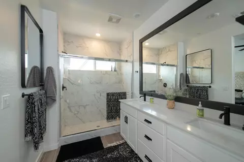 Bath - 1280 Bloom Ave, Clovis, CA 93619 photo 3 of 5