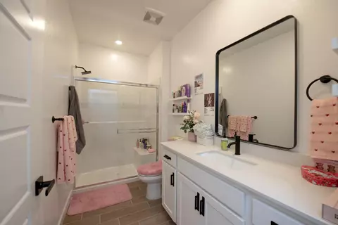 Bath - 1280 Bloom Ave, Clovis, CA 93619 photo 2 of 5