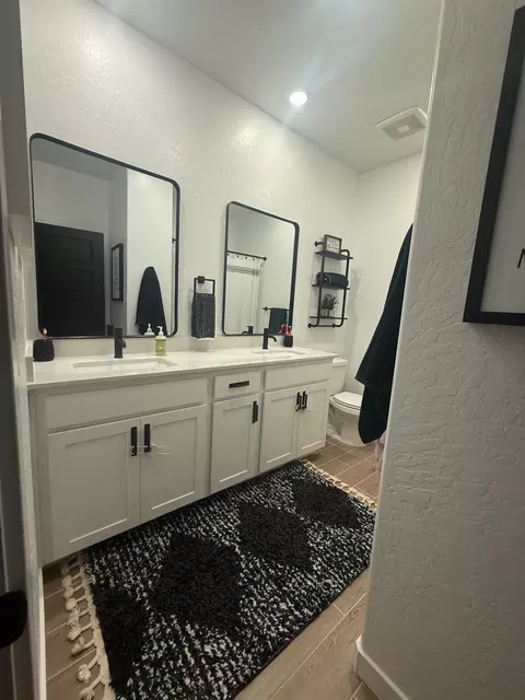 Bath - 1280 Bloom Ave, Clovis, CA 93619 photo 4 of 5