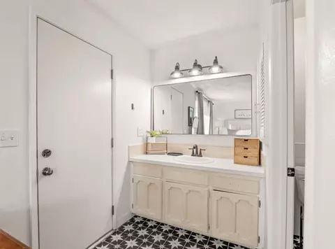 Bath - 22452 Goldrush Ln, Clovis, CA 93619 photo 2 of 3