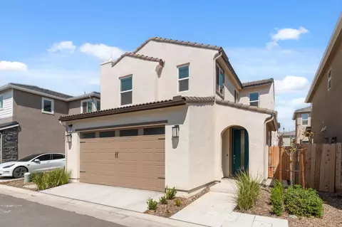 1109 Royalty Way W, Madera, CA 93636