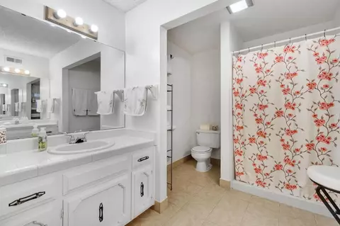 Bath - 1488 Whittier Ave, Clovis, CA 93611 photo 1 of 3
