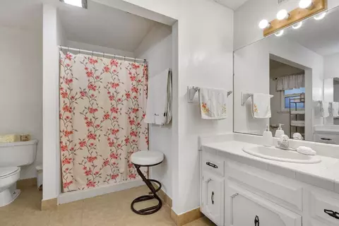 Bath - 1488 Whittier Ave, Clovis, CA 93611 photo 2 of 3