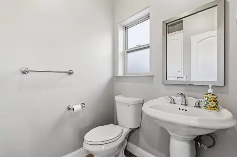 Bath - 17703 El Camino Rd, Madera, CA 93636 photo 2 of 5