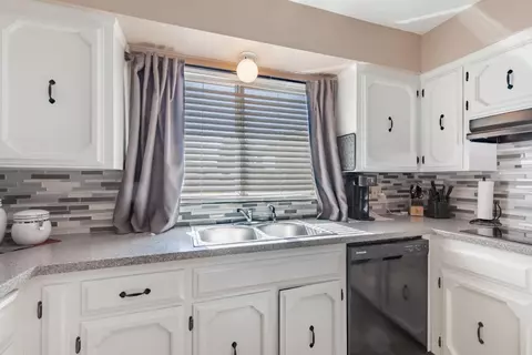 Kitchen - 911 Stanford Ave, Clovis, CA 93611 photo 3 of 4
