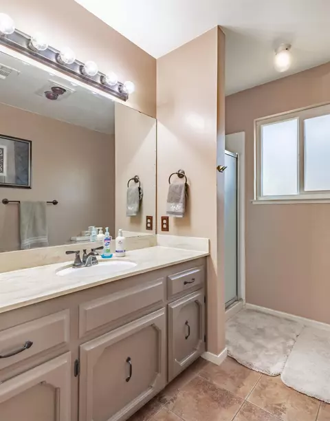 Bath - 911 Stanford Ave, Clovis, CA 93611 photo 2 of 2