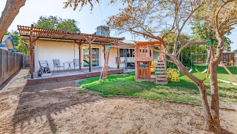 Exterior - 911 Stanford Ave, Clovis, CA 93611 photo 4 of 8
