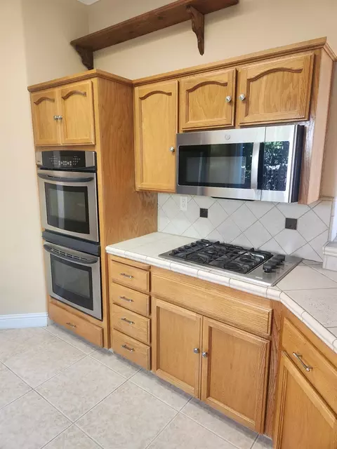 Kitchen - 2684 Armstrong Ave, Clovis, CA 93611 photo 2 of 4