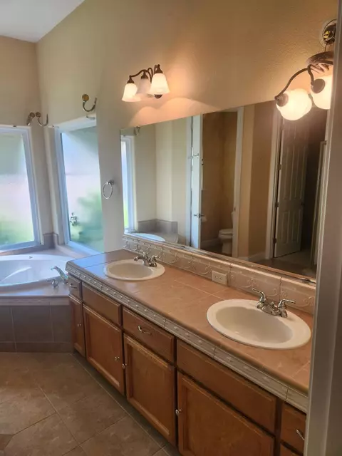 Bath - 2684 Armstrong Ave, Clovis, CA 93611 photo 4 of 7