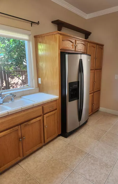 Kitchen - 2684 Armstrong Ave, Clovis, CA 93611 photo 3 of 4