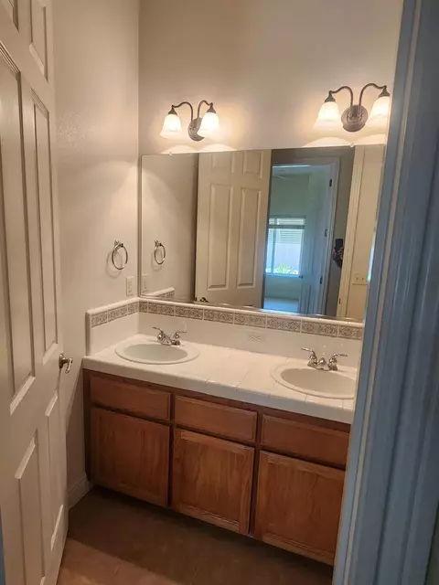 Bath - 2684 Armstrong Ave, Clovis, CA 93611 photo 3 of 7