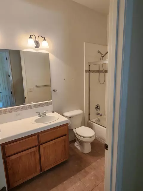 Bath - 2684 Armstrong Ave, Clovis, CA 93611 photo 2 of 7