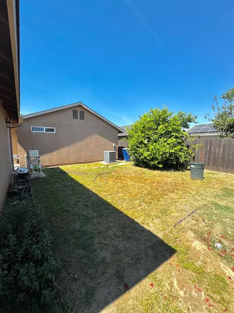 Exterior - 3237 Whittier Ave, Clovis, CA 93611 photo 7 of 10