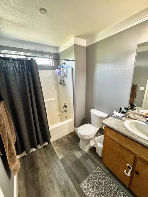 Bath - 3237 Whittier Ave, Clovis, CA 93611 photo 2 of 2