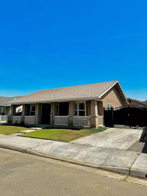 Exterior - 3237 Whittier Ave, Clovis, CA 93611 photo 2 of 10